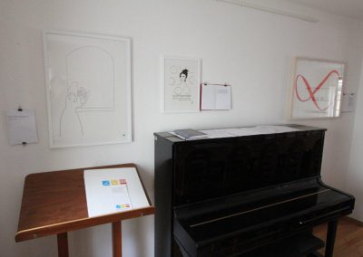 Klavier und Notenständer im Versammlungs- und Ausstellungsraum im Stipendiatenhaus