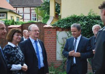 Ministerpräsident Reiner Haseloff und Landrat Michael Ziche vor dem Stipendiatenhaus