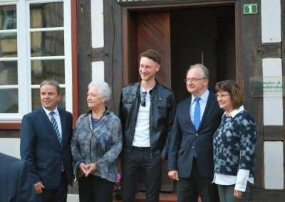 Gruppenbild vor dem Stipendiatenhaus mit Landrat Michael Ziche, Vera Wibbeke, Andreas Werner, Ministerpräsident Reiner Haseloff und Frau Gabriele
