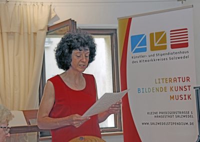 Künstler Café mit Schriftstellerin Rita König, sie liest aus einem ihrer Werke