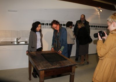 Künstler Café mit Esra Oezen, sie ist im Gespräch mit Besuchern