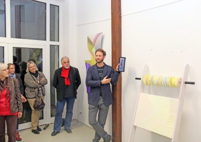 Künstler Café mit Dominik Halmer, der Künstler erklärt Besuchern seine Kunst