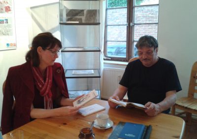 Künstler Café mit Werner Makowski, er liest ein Buch vor