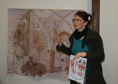 Künstler Café mit Anna Eiber, sie erklärt ihre Malerei