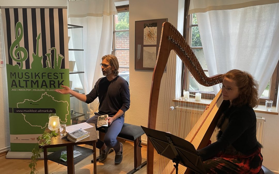Autor Wolf Stein in Begleitung durch Eva Curth mit ihrer keltischen Harfe