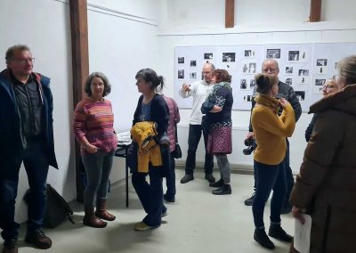 Besucher beim Künstlercafe im Atelier