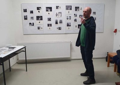 Mario BieRende erklärt eines seiner Kunstwerke