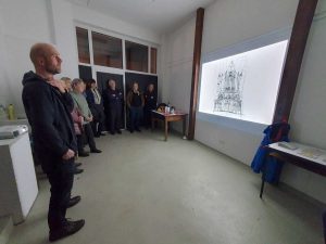 Mario BieRende vor Projektion seines Werkes mit Zuschauern