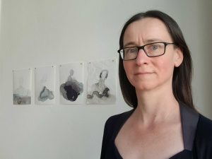 Adelheid Fuss vor ihren ersten vier Zeichnungen im Atelier des Stipendiatenhauses; @ AF
