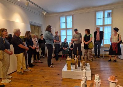 Besuchergruppe vor Exponaten beim Künstlercafe mit Mariel Poppe und Florian Glaubitz