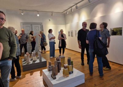 Besucher vor Exponaten beim Künstlercafe mit Mariel Poppe und Florian Glaubitz