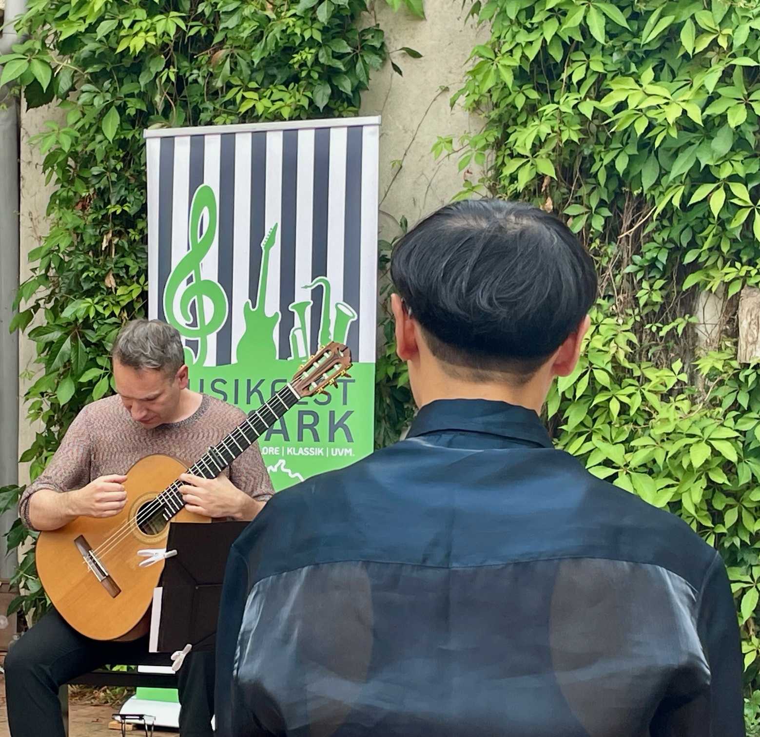 CHEN Chengwen (r.) und Tobias Klich (Gitarre) präsentierten Programm im Stipendiatenhaus