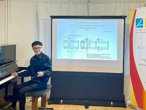 CHEN Chenwen spielt am Kalivier seine Komposition
