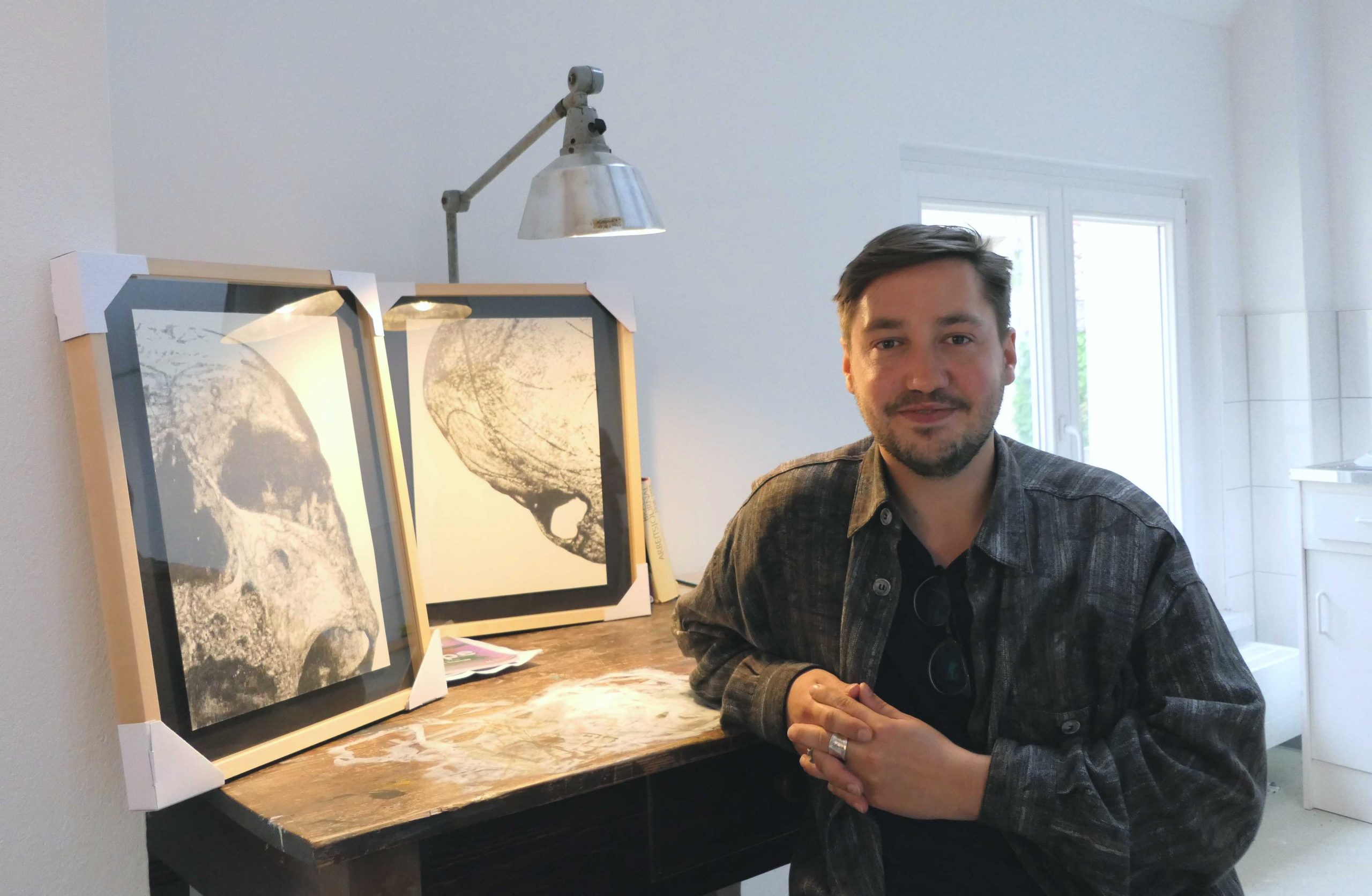 Johannes Weilandt im Ateier vor seinen Zeichnungen @_AMK