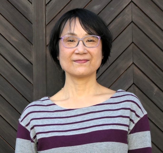 Portraitfoto Yasuko Yamaguchi vor dem Tor des Stipendiatenhauses_@amk