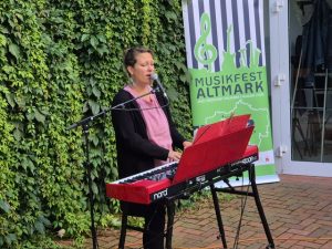 Sophie-Charlotte Sasse beim Konzert auf dem Hof des Stipendiatenhauses_@Verein